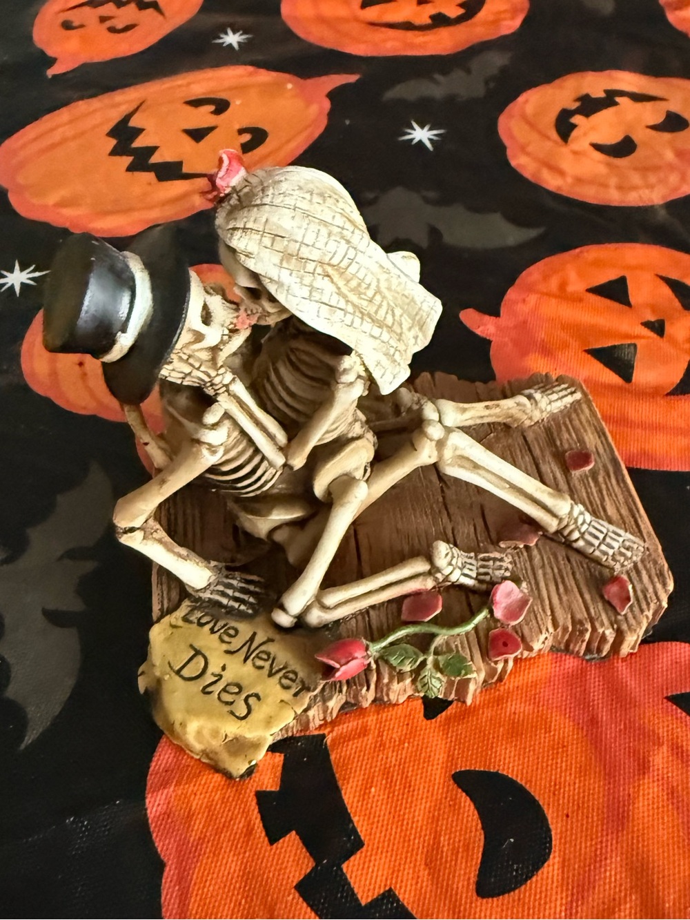 Romantic Skeleton Couple Figurine